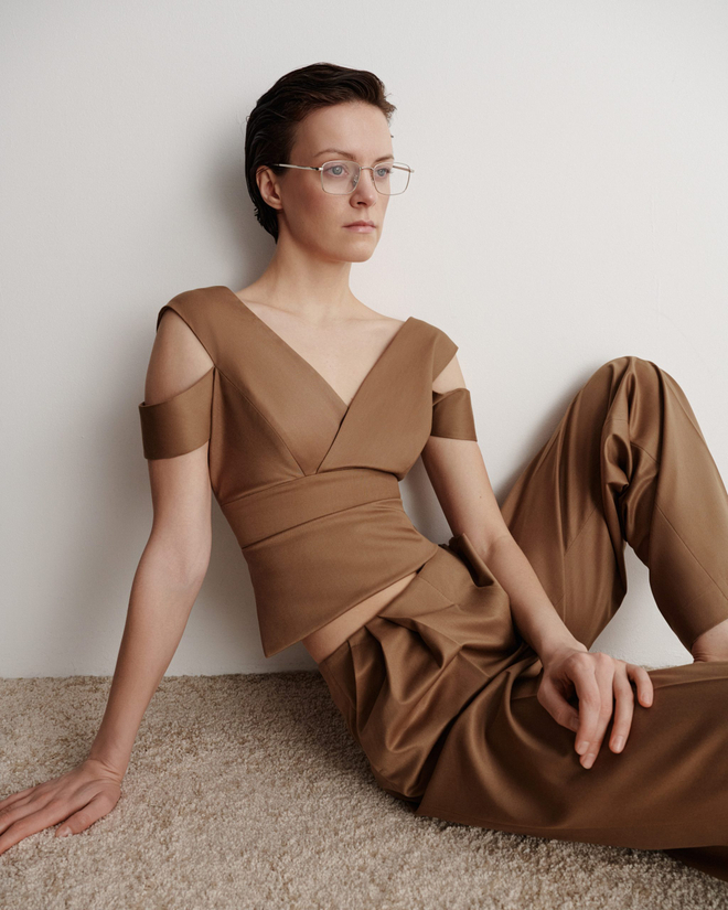 топ с V-образным вырезом