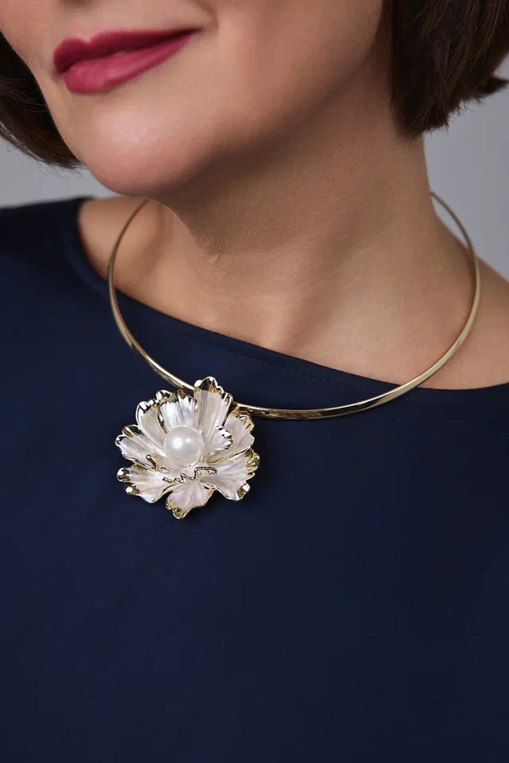 Брошь подвеска цветок из перламутра с жемчужиной, золотая окантовка