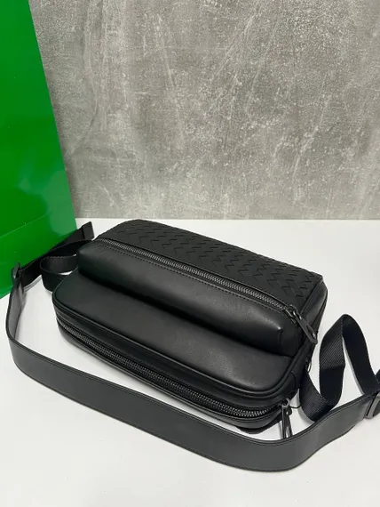 Сумка-мессенджер мужская кожаная Bottega Veneta через плечо