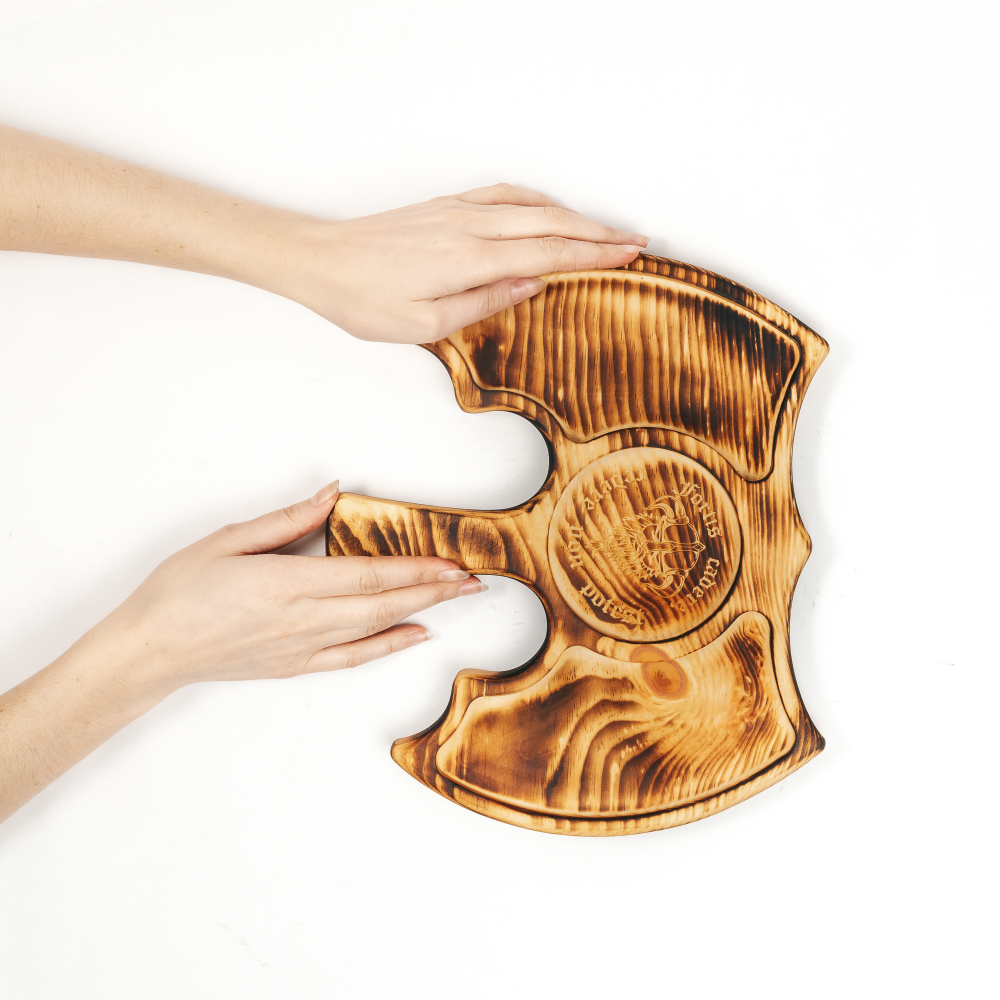 Менажница из кедра для подачи блюд и закусок с гравировкой "Fortis cadere cedere non potest"