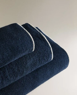 ZARA HOME БАННОЕ ПОЛОТЕНЦЕ ИЗ ХЛОПКА С ОТДЕЛКОЙ ОВЕРЛОКОМ, СИНИЙ