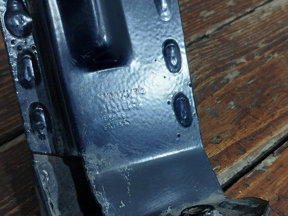 Кронштейн радиатора правый Volvo XC60 1 08-17 Б/У Оригинал 31261932