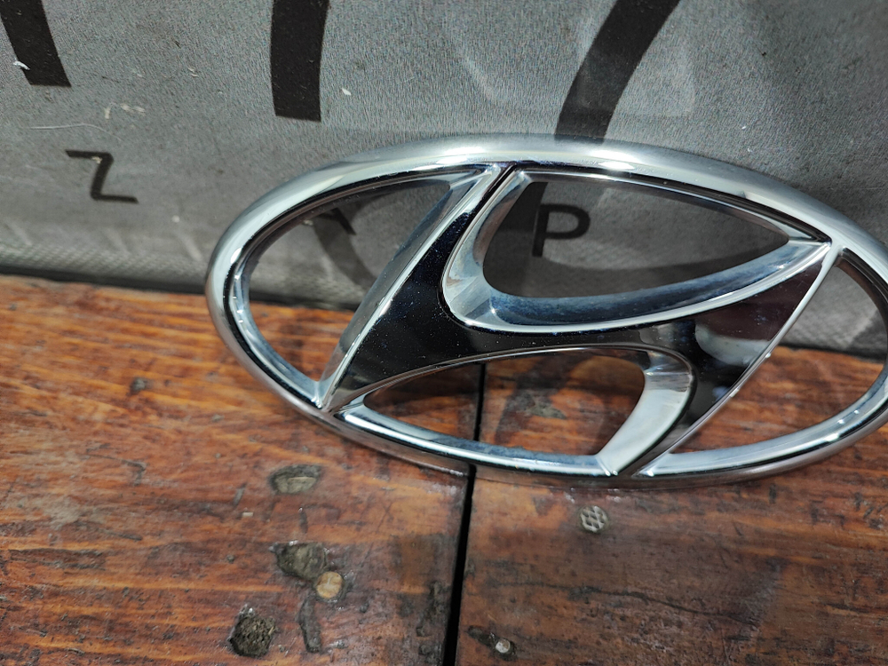 Эмблема на крышку багажника Hyundai Santa Fe 4 (TM) 18-21 Б/У Оригинал 86300S1000