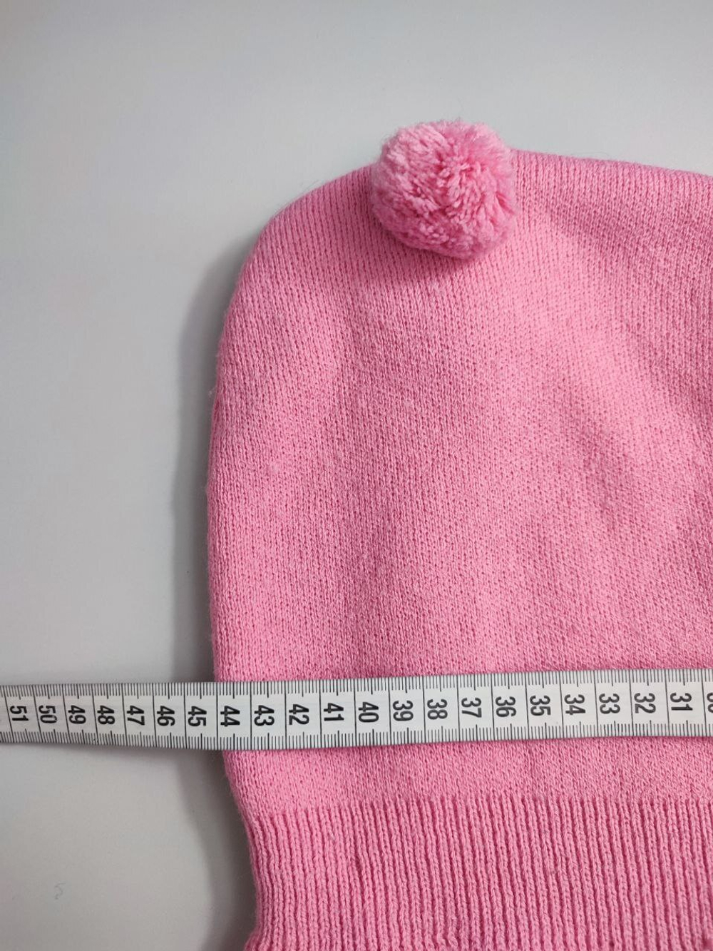 Шапка-шлем с помпонами