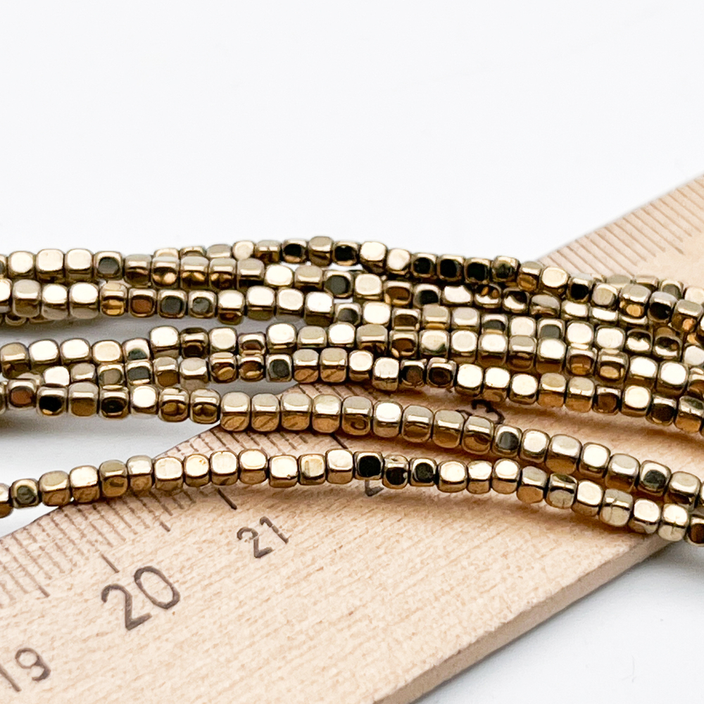 Гематит Куб бусины (имитация), цвет золотистый, размер около 2 мм, цена за отрезок 19 см (1/2 нити)