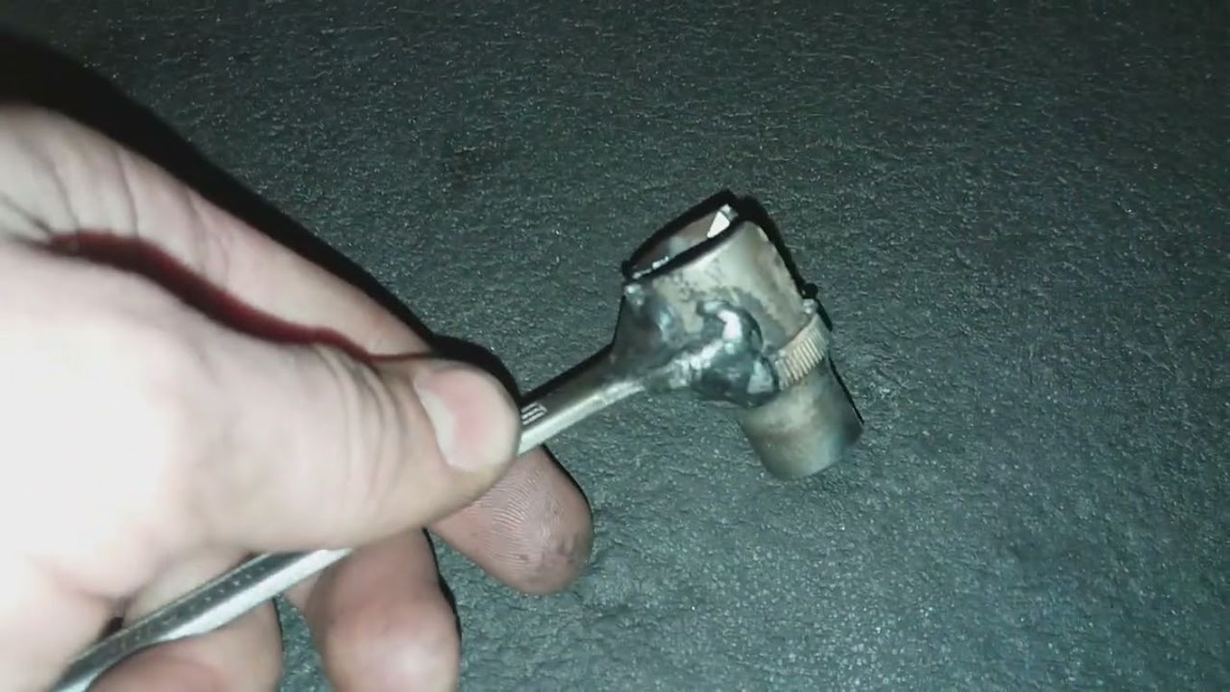 Как открутить тормозную трубку с сорванными гранями?