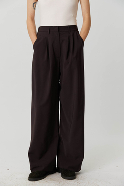 Брюки со складками из шоколадной шерсти