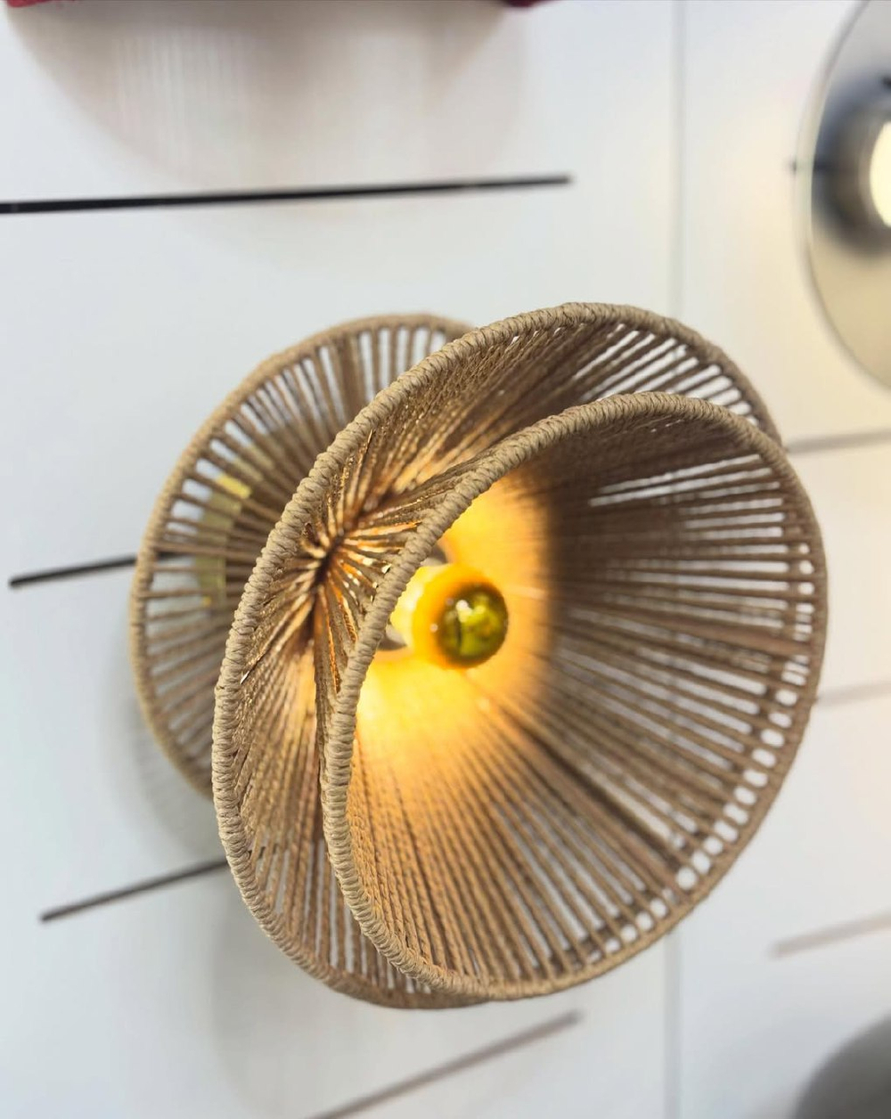 Настенное бра из ротанга — стильный плетёный светильник для вашего интерьера.