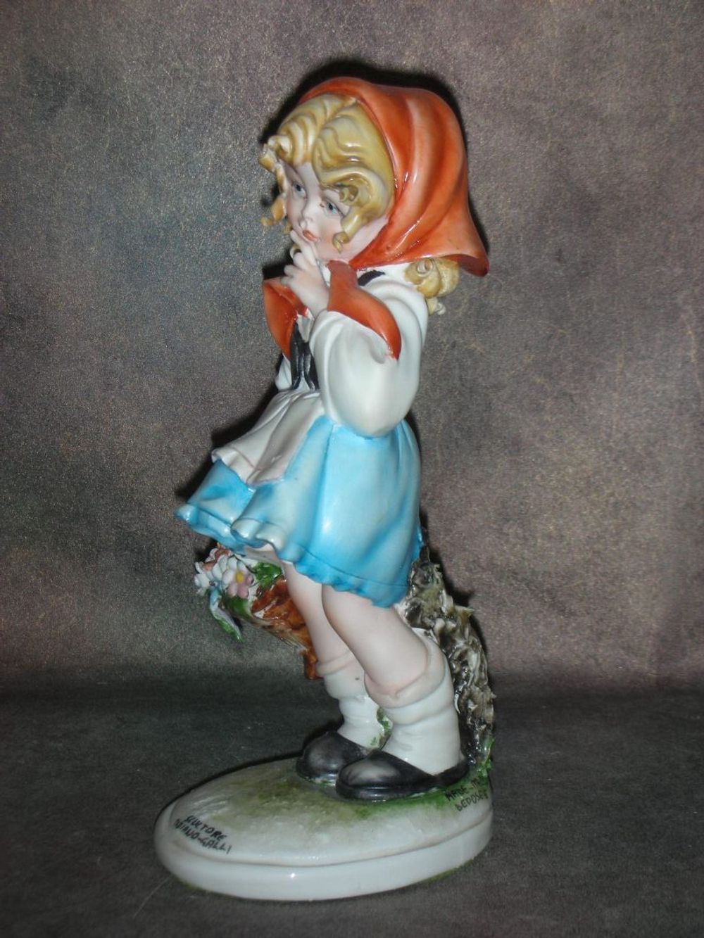 Статуэтка. Фарфор. Девочка с корзиной цветов. Capodimonte. Италия