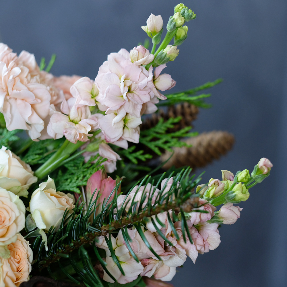 Зимний букет "Гармония" в эко-стиле с маттиолой