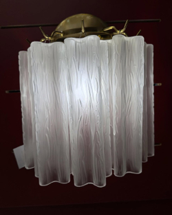 Элегантное настенное бра с фактурным стеклом