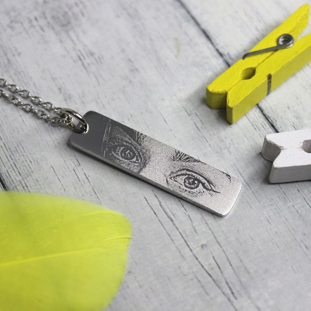 Стальная подвеска с гравировкой фото глаз