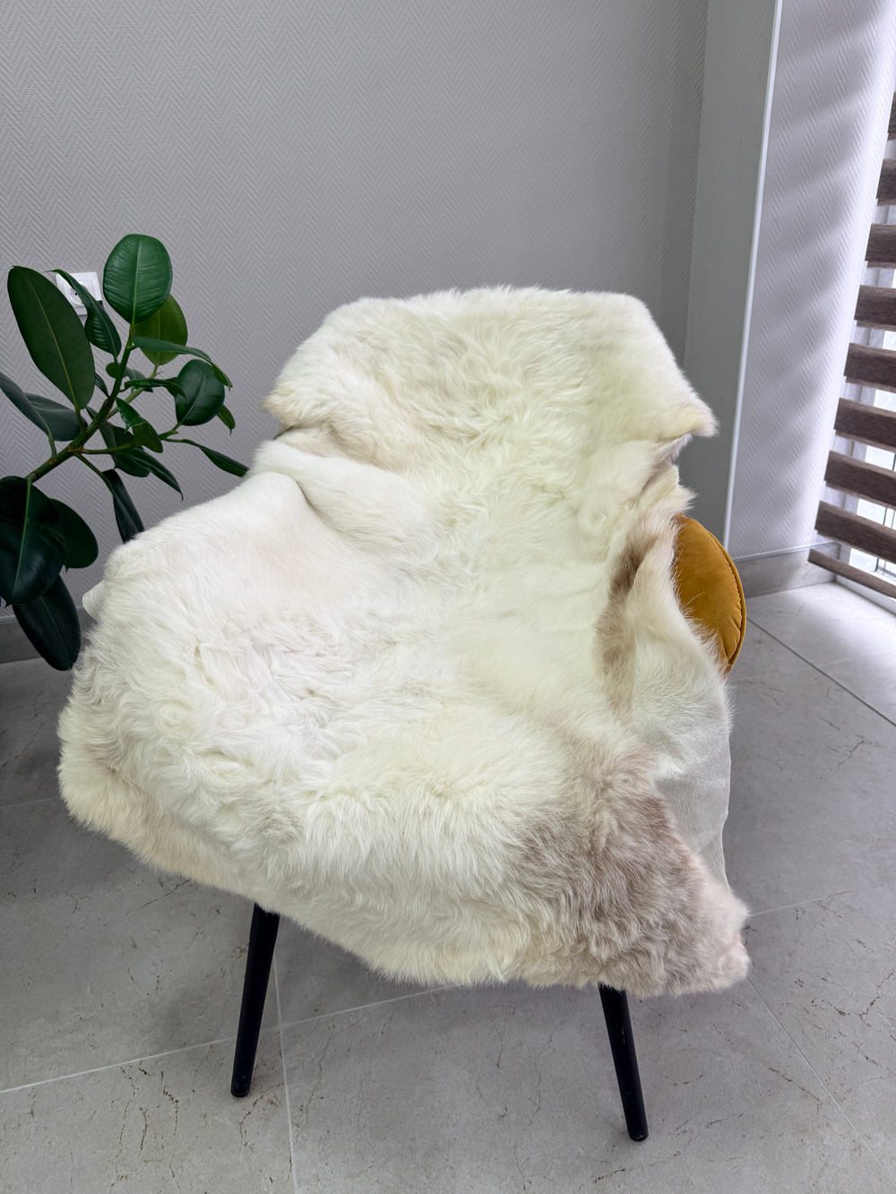 Шкура коврик меховой прикроватный овчина, 120х65 см.