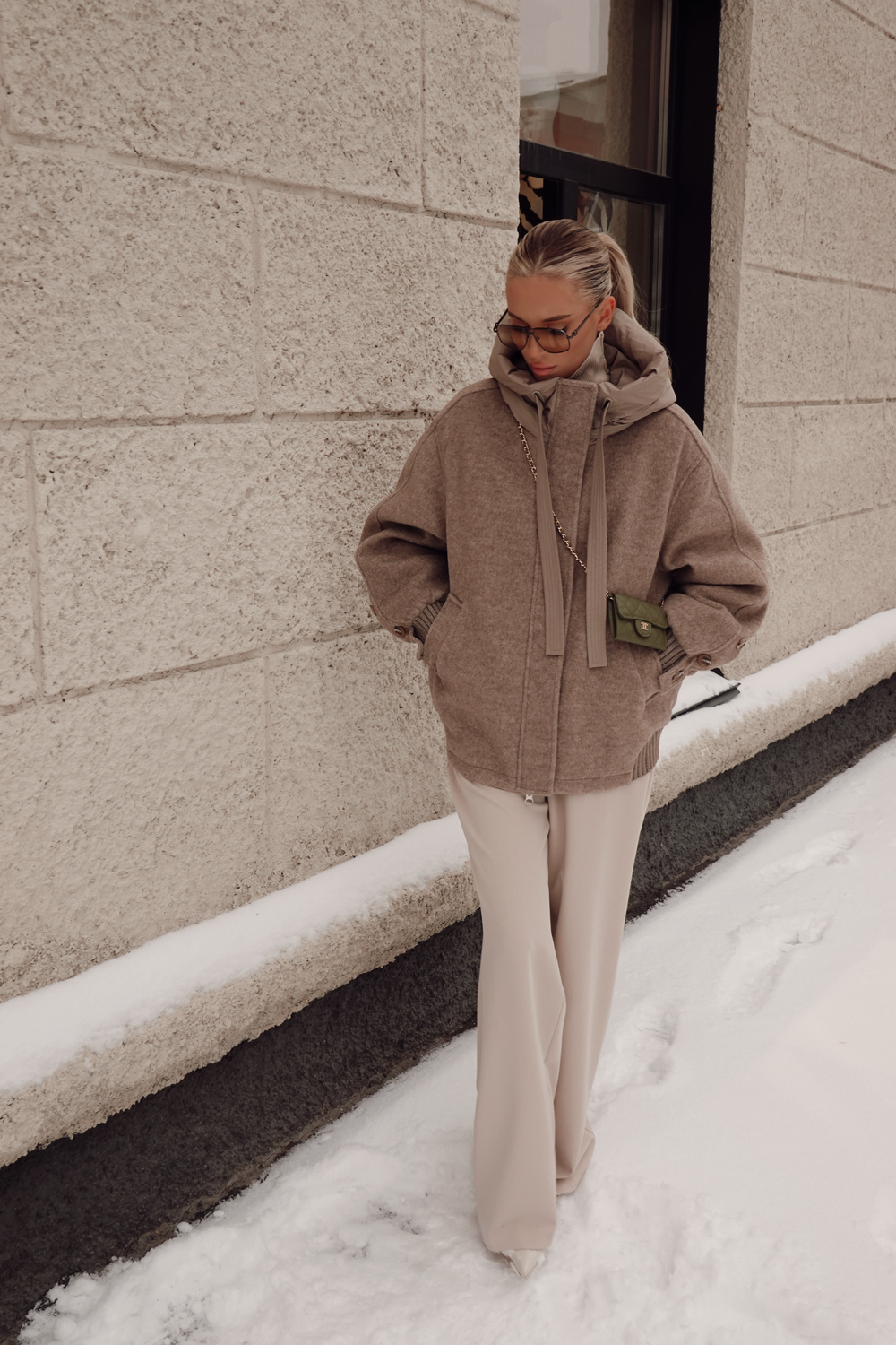 Пуховик средней длины из шерсти с капюшоном