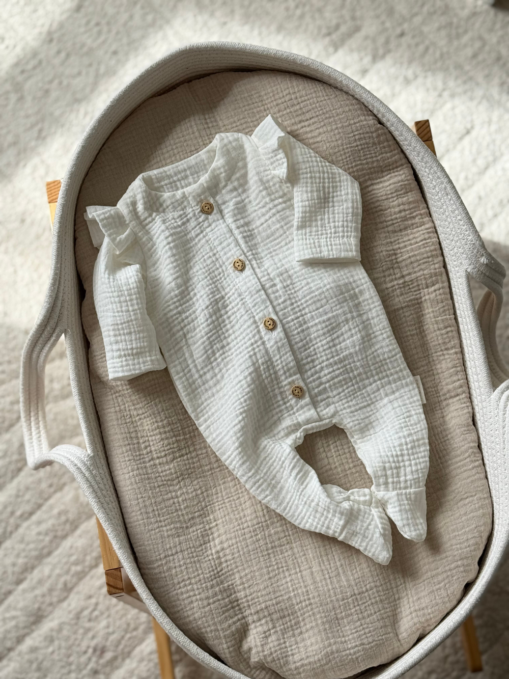 Комбинезон с рюшами и чепчик, Белый