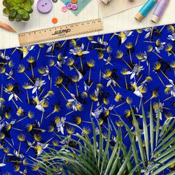 Ткань габардин пустые стебои одуванчиков на синем фоне