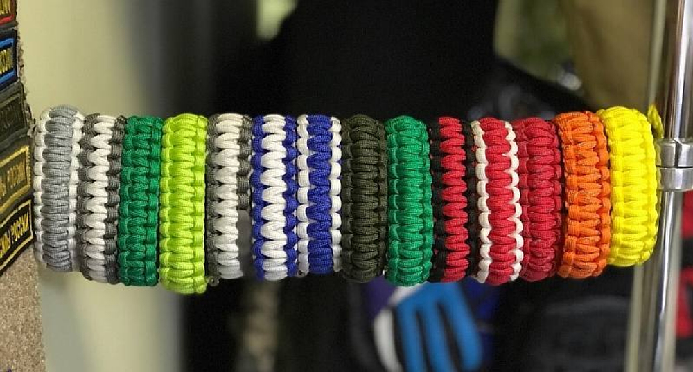 Браслет из паракорда с металлическим карабином (цвета в ассортименте)
