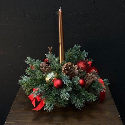 Рождественская композиция из искусственных еловых ветвей