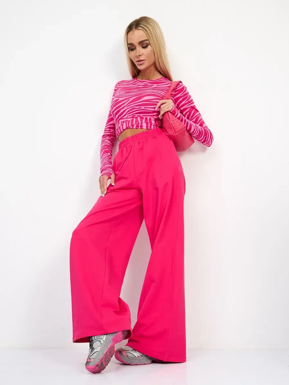 Женский костюм с брюками палаццо