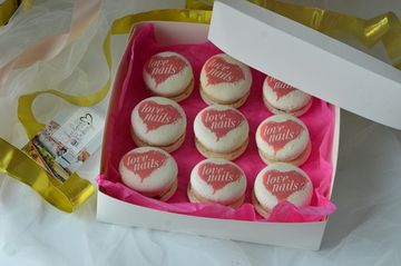 Макарон с логотипом 9 шт в коробочке с лентой