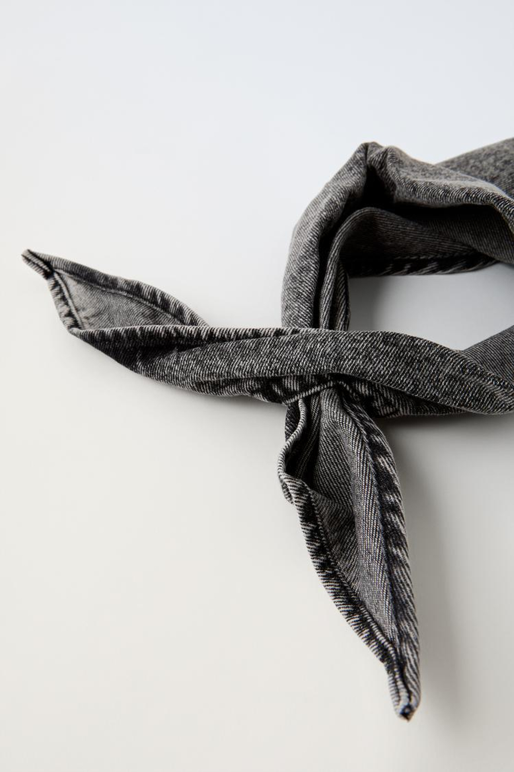 ZARA ДЖИНСОВЫЙ ПЛАТОК ТРЕУГОЛЬНОЙ ФОРМЫ, ЧЕРНЫЙ