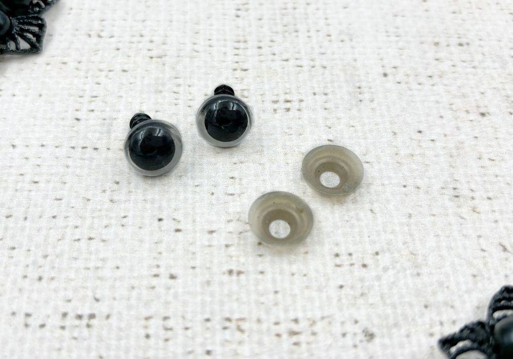 Глазки винтовые с фиксатором, d 1,2 см