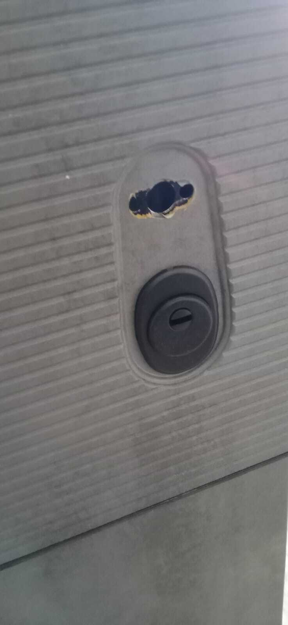 Дверь входная Лабиринт INFINITY 22 Белый софт, черная вставка металлическая