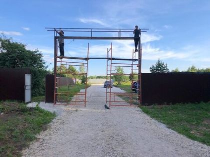 Ведутся работы по монтажу арки