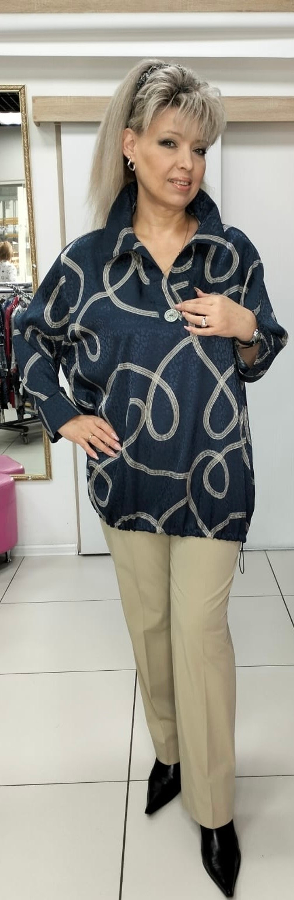 Блузон-туника в синем цвете с бежевым принтом и кулиской