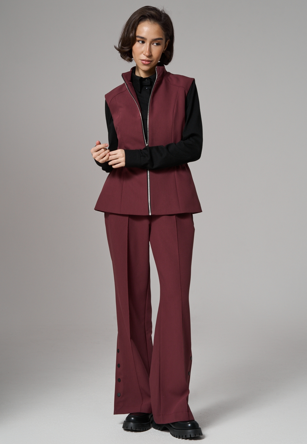 Брюки прямые с кнопками бордовые