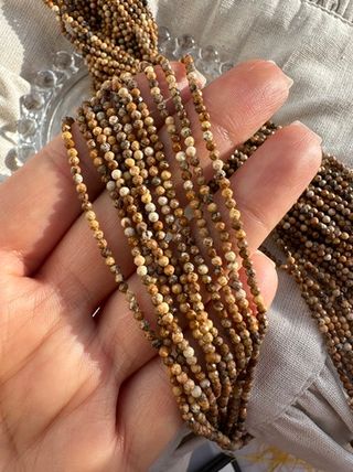 Нить бусин из яшмы 2,2мм, огранка