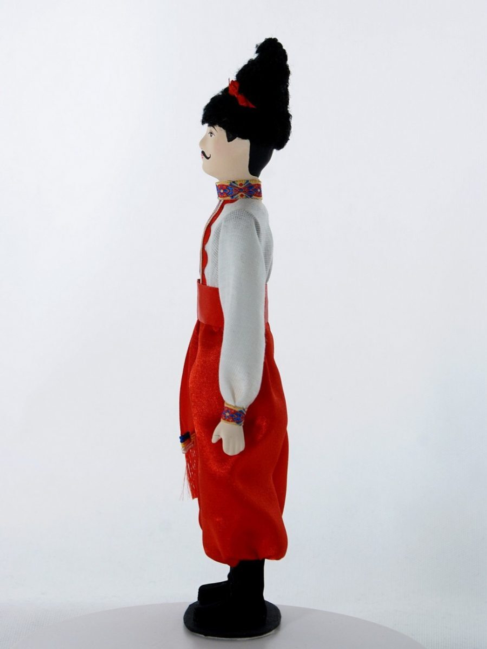 Кукла коллекционная фарфоровая в Украинском мужском костюме К.19-н. 20 в.