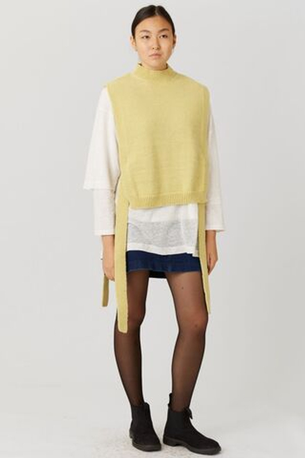 Манишка из шерсти лимонного цвета