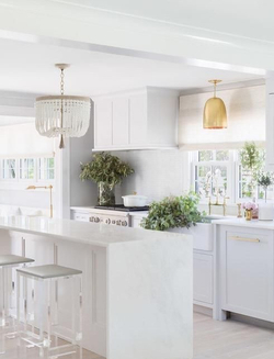 Люстра в современном стиле из белых деревянных бусин