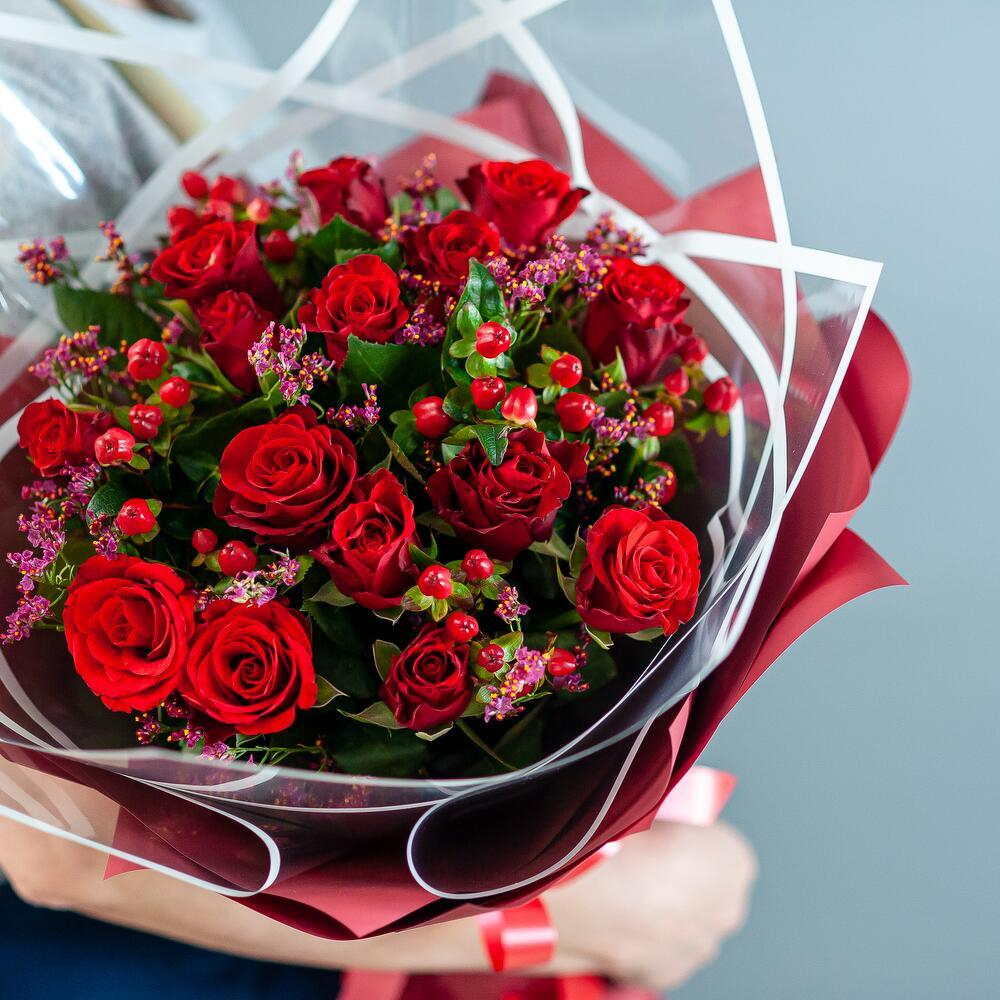 Яркий букет с кенийской розой