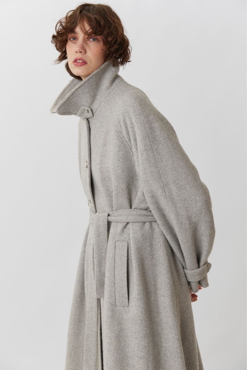 Объемное пальто светло-серого цвета в елочку