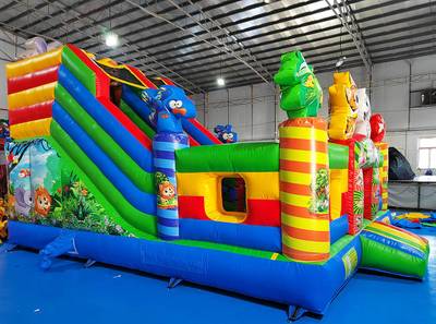 Коммерческий надувной батут «Звериный мир» с горкой и аркой, 6*5*4.2 м.