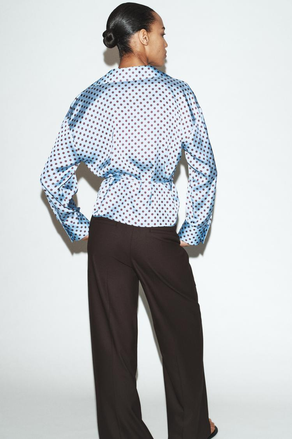 ZARA АТЛАСНАЯ РУБАШКА В ГОРОШЕК С ПОЯСОМ, КОРИЧНЕВО-СИНИЙ