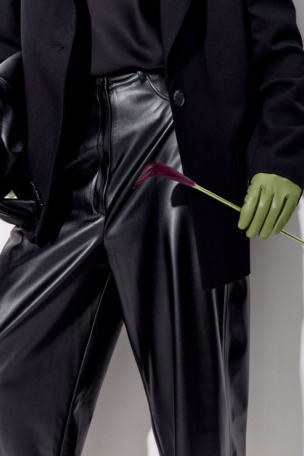 Брюки Baggy из экокожи черного цвета