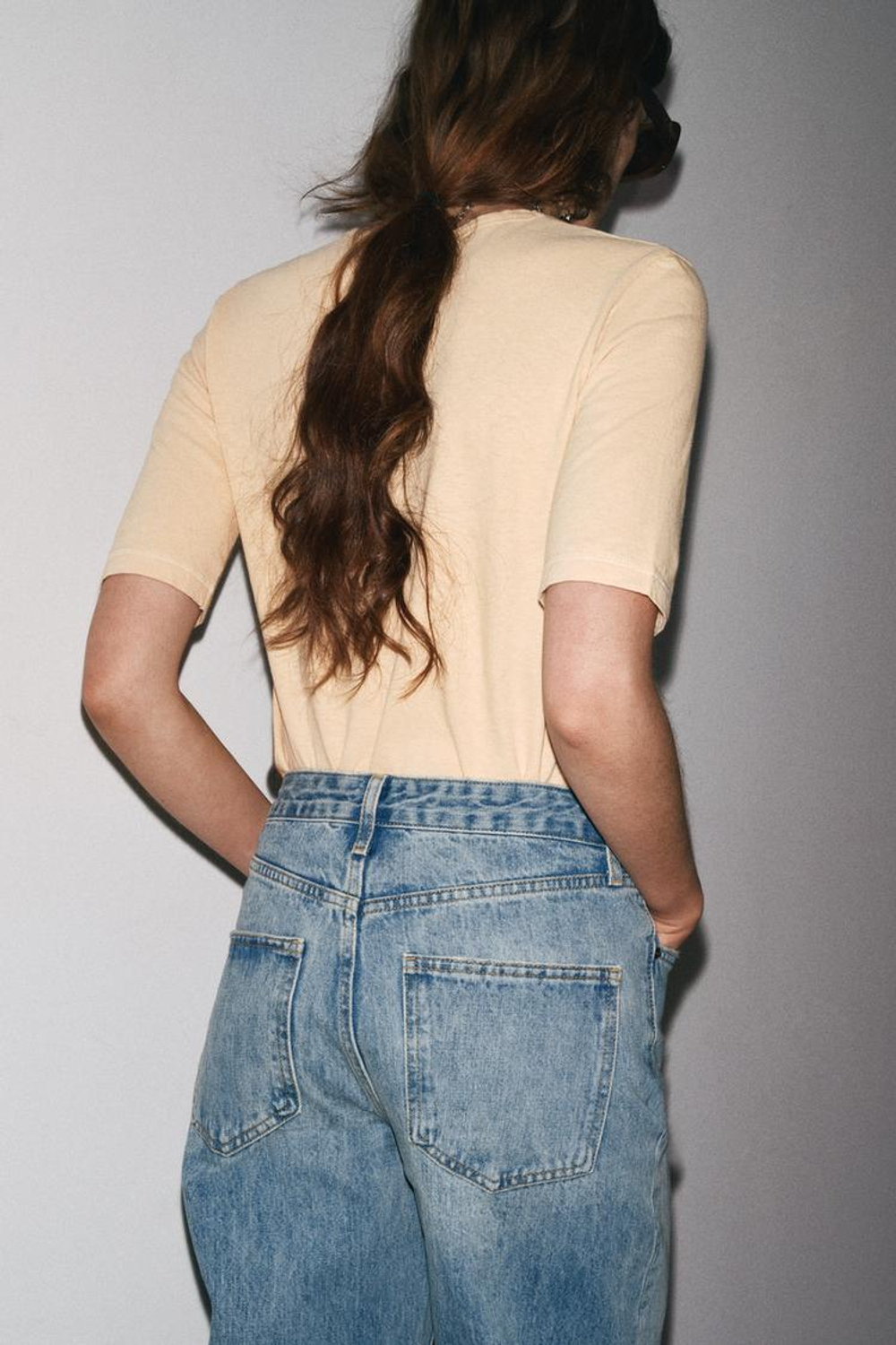 ZARA ТОП С V-ОБРАЗНЫМ ВЫРЕЗОМ, СВЕТЛЫЙ ЖЕЛТО-КОРИЧНЕВЫЙ