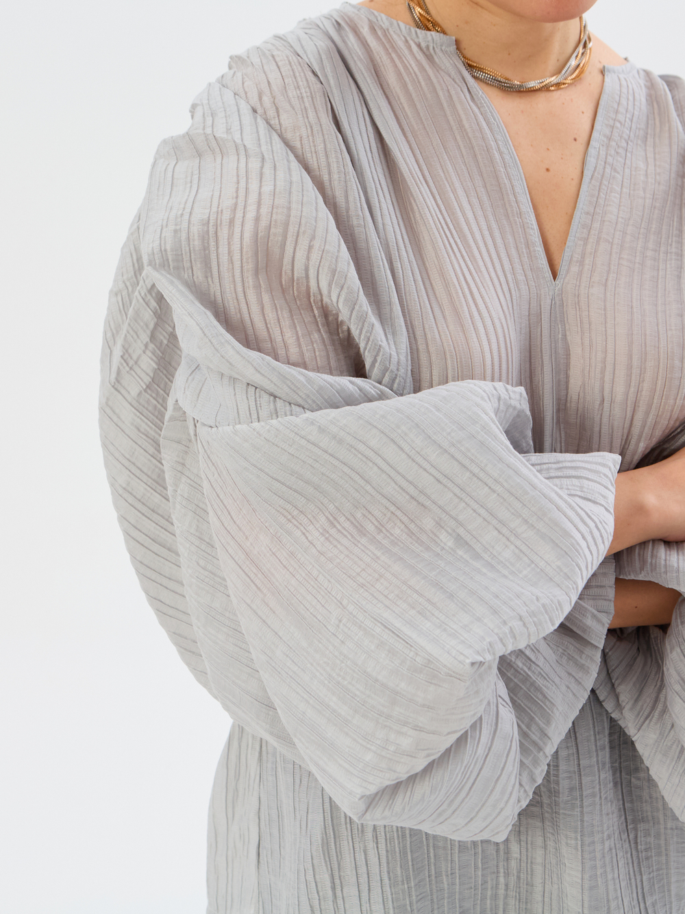 Топ из жатки с объемными рукавами серый