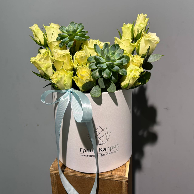 Композиция из роз 40 см с суккулентами Композиция из роз 40 см с суккулентами