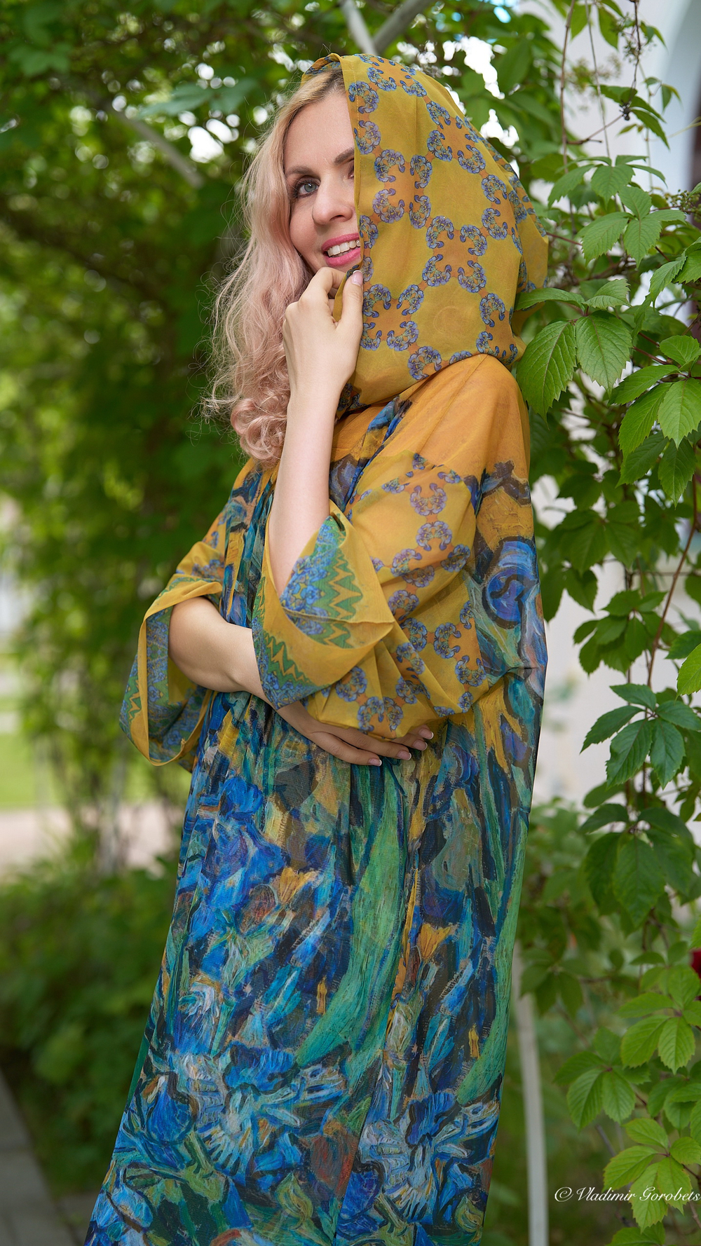 Полупрозрачное платье-туника с капюшоном «Ирисы», принт по мотивам картины Ван Гога "Ваза с ирисами на жёлтом фоне"