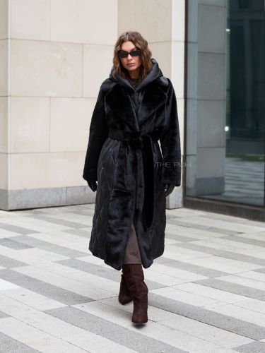 Черный комбинированный пуховик с капюшоном и поясом