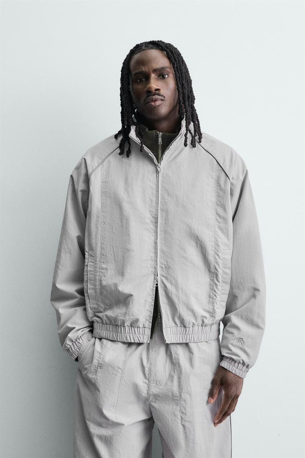 ZARA КУРТКА ИЗ ВЫСОКОТЕХНОЛОГИЧНОЙ ТКАНИ С КОНТРАСТНЫМИ ДЕТАЛЯМИ, СВЕТЛО-СЕРЫЙ