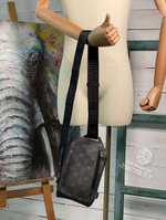 Сумка-слинг Louis Vuitton Saumur