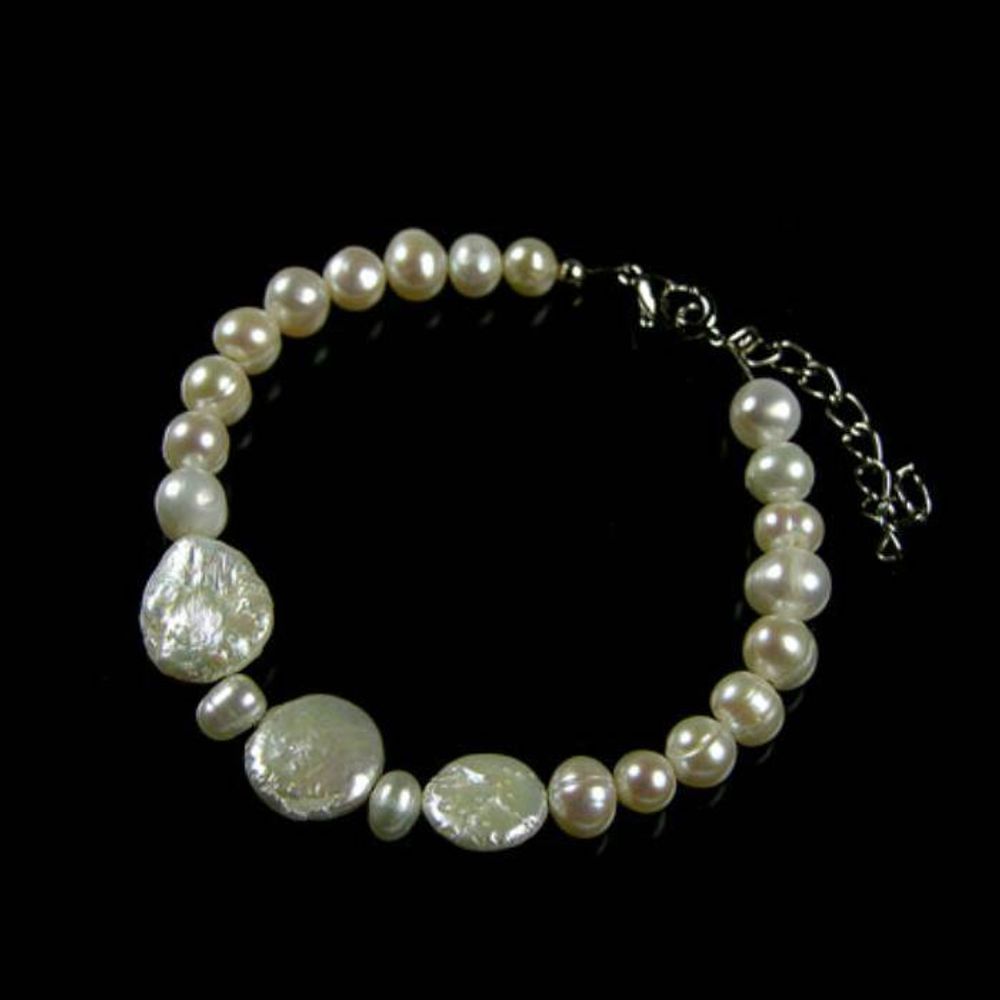 жемчуг половинки. украшения с жемчугом. жемчуг приплюснутый. бусы квадратной формы светлые серые кремовые. светлый жемчуг.