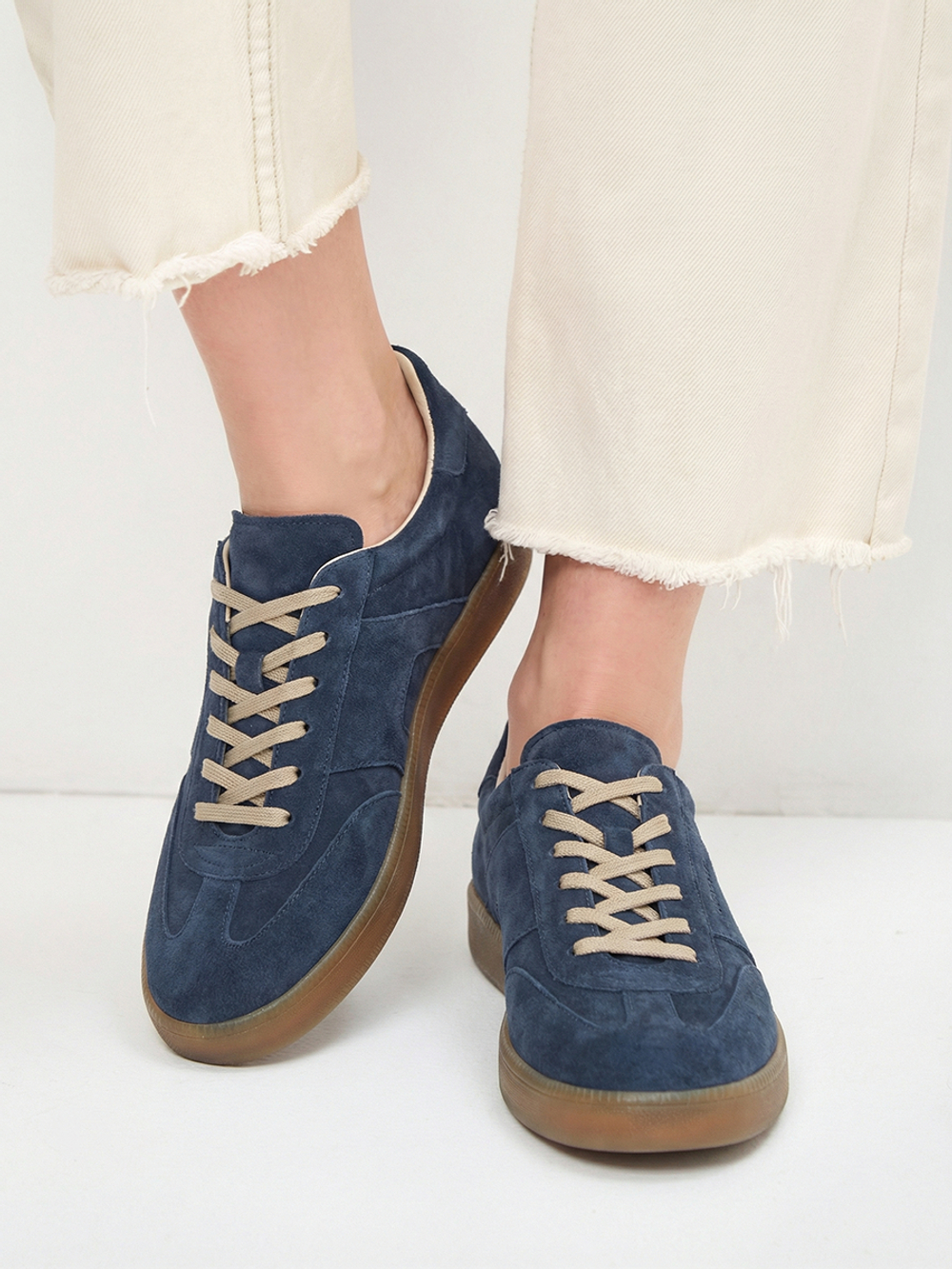 Синие женские кеды со светлыми джинсами