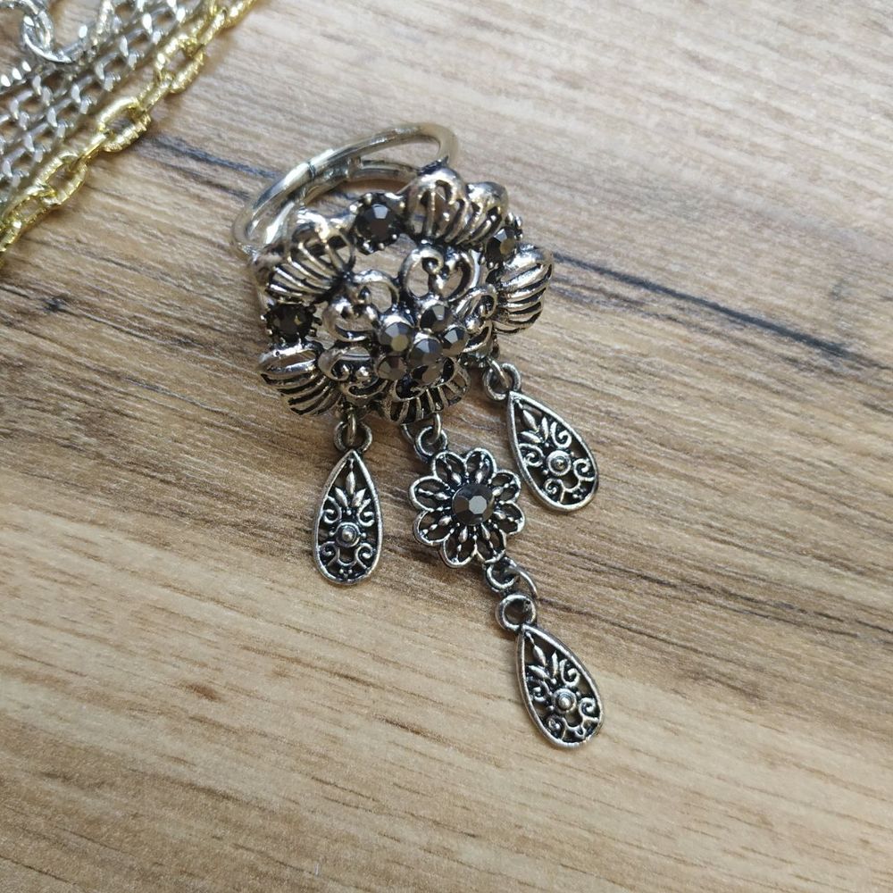 Кольцо для платка Цветок 5-листник закругленный с подвесками стразы металл серебристый черненый