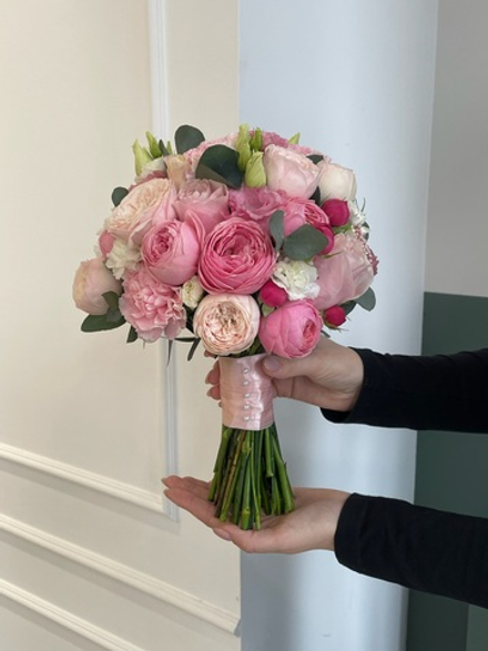 Свадебный букет из кустовых пионовидных роз, диантусов, лизиантуса и эвкалипта